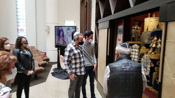 משפחה ליד ארון הקודש // צילום: בית הכנסת רמת שלום